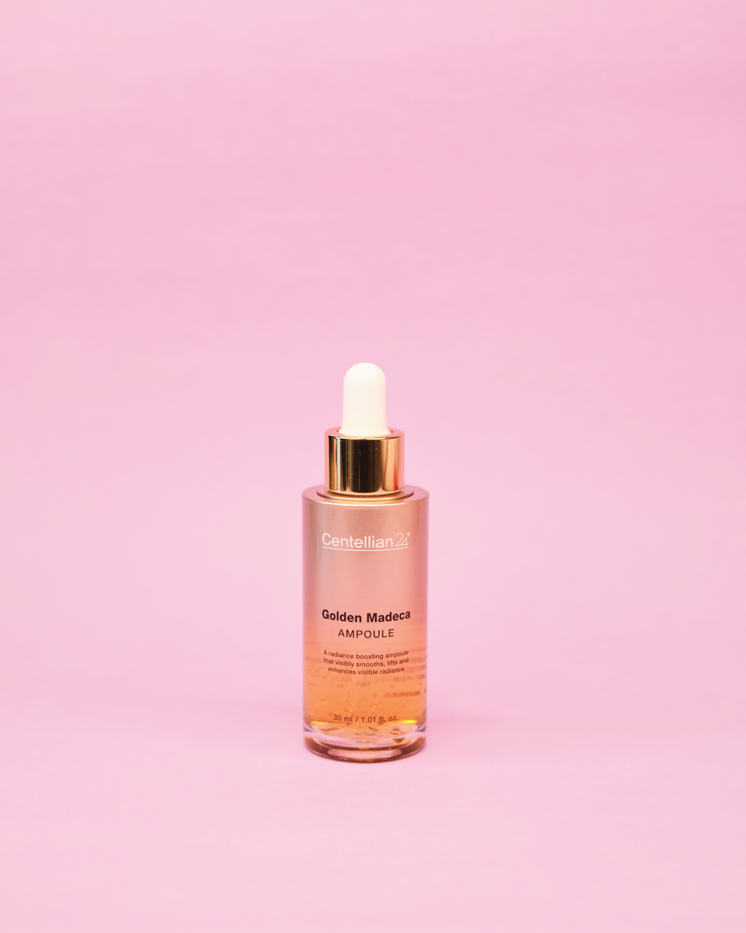 Imazh i ampulës/serumit të fytyrës CENTELLIAN24+ Golden Madeca Ampoule (30ml). Serumi anti-plakje përmban kapsula me 24 karati Ar për zvogëlim të inflamacionit dhe shkëlqim. Ampula ndihmon gjithashtu në elasticitetin e lëkurës me kompleksin TECA.