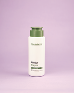 Imazh i larësit në formë pluhuri CENTELLIAN24+ Madeca Enzyme Cleaning Powder (60gr). Larësi bën pastrim të thellë të poreve dhe eksfolim të butë me enzima natyrale dhe kompleksin TECA™ (Centella Asiatica) për lëkurë të qetë dhe të ndritshme.