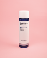 "Imazh i tonerit për fytyrën (Toner) CENTELLIAN24+ Madeca Homme Soothing (115ml). Toneri është dizajnuar për meshkuj për të qetësuar dhe hidratuar lëkurën, duke reduktuar irritimet/skuqjet me kompleksin Blue Madeca™️ dhe TECA™️.