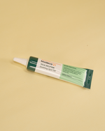 Imazh i xhelit trajtim spot CENTELLIAN24+ Madeca Teca Solution Soothing Spot Gel (15gr). Xheli i përqendruar qetëson irritimet/skuqjet dhe trajton aknet e inflamuara duke balancuar sebumin me kompleksin Teca™ (Centella Asiatica) dhe Houttuynia Cordata.