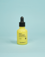 Imazh i serumit të fytyrës CENTELLIAN24+ Vita C Vitalizing Boosting Ampoule (30ml). Serumi ndriçues trajton shenjat post-akne, hiperpigmentimin dhe shenjat e moshës me 23% Vitaminë C të pastër, Vitaminë E dhe Niacinamide.