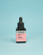 Imazh i serumit të fytyrës MEDIHEAL Collagen Firming Volume Serum (40ml). Serumi punon kundër rrudhave të para dhe humbjes së volumit/elasticitetit, duke përdorur Kolagjen ultra të imët dhe Retinol të kapsuluar për efekt maksimal dhe irritim minimal.