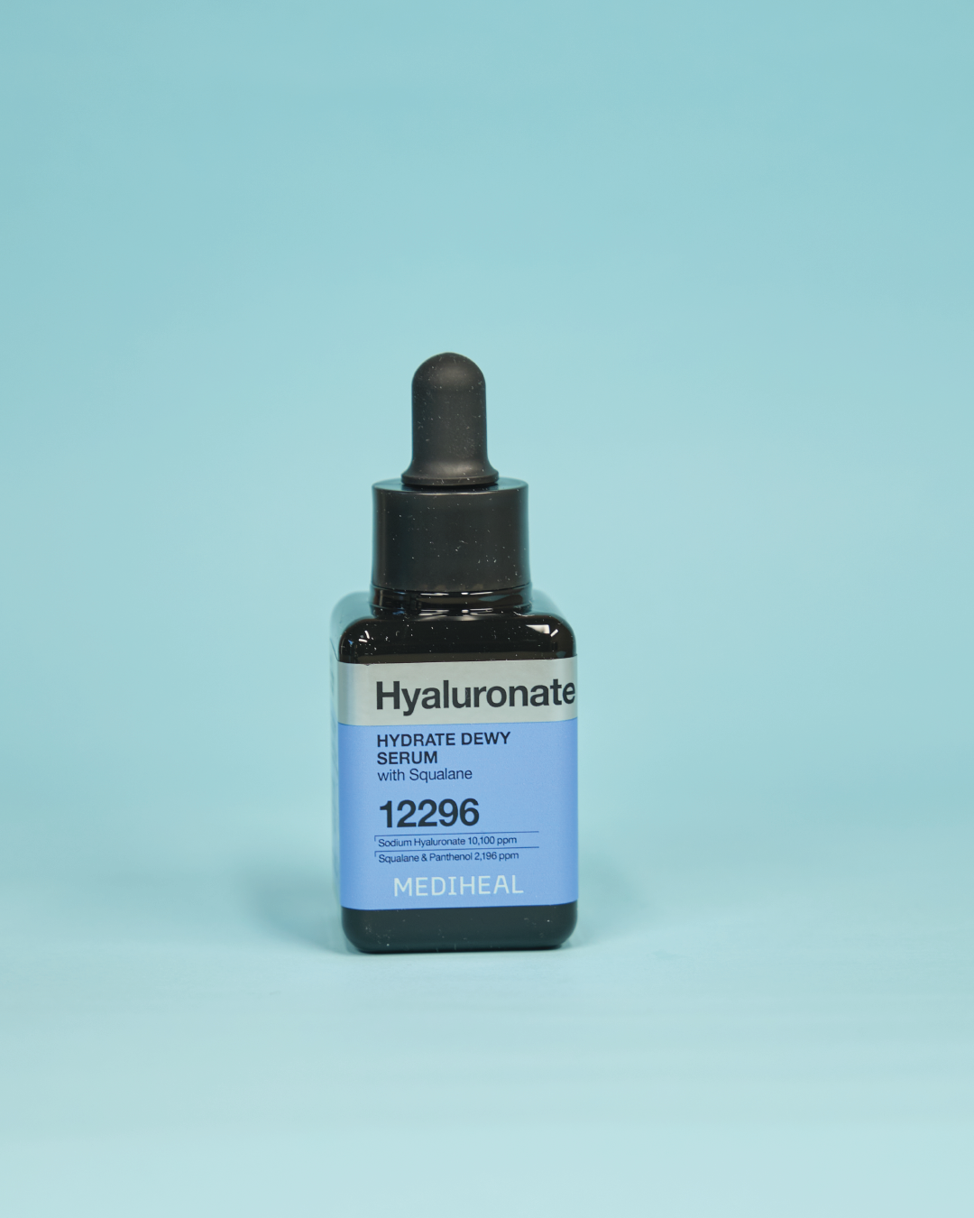 Imazh i serumit të fytyrës MEDIHEAL Hyaluronate Hydrate Dewy (40ml). Serumi rigjallëron lëkurën e dehidratuar duke ofruar hidratim të thellë deri në 25 shtresa me 99% Acid Hialuronik me molekulë të ulët dhe teknologjinë FLEX-SOME™ Liposome