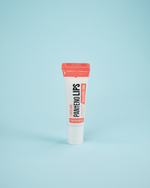 Imazh i balmit për buzët MEDIHEAL Labocare Pantenolips Healssence Coral (10ml). Balmi hidraton dhe rigjeneron buzët e thata, duke dhënë një ngjyrë pjeshke (koral) me shkëlqim natyral falë Panthenol dhe vajrave ushqyes.