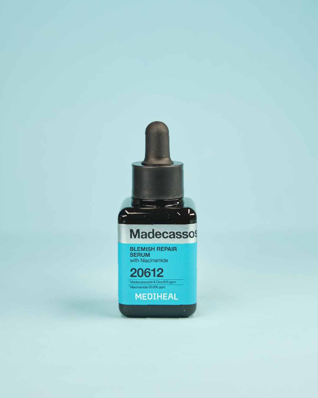 Imazh i serumit të fytyrës MEDIHEAL Madecassoside Blemish Repair (40ml). Serumi riparaon dëmtimet dhe zbeh njollat/hiperpigmentimin, qetëson lëkurën sensitive me Madecassoside, Centella Asiatica dhe Niacinamide.