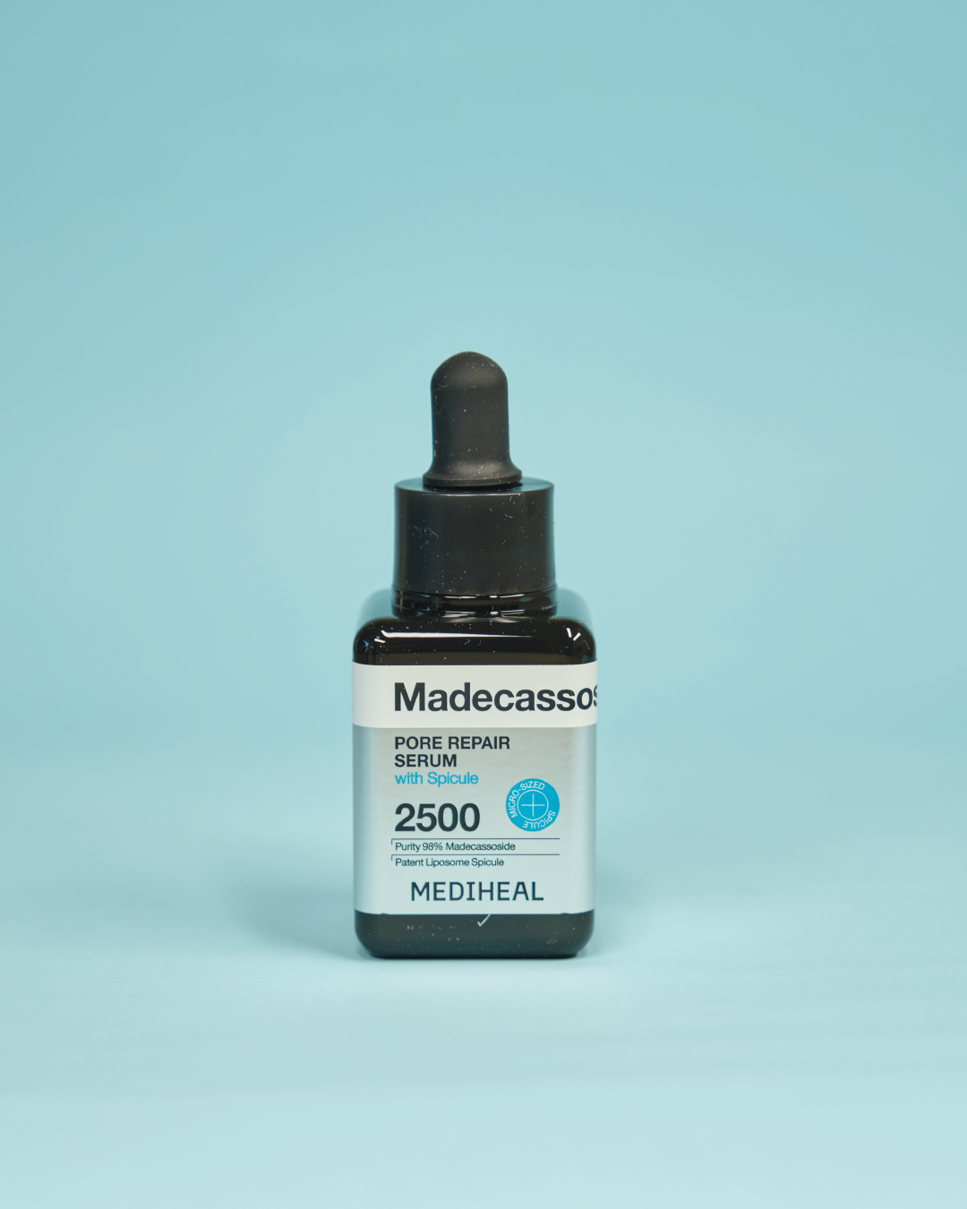Imazh i serumit të fytyrës MEDIHEAL Madecassoside Pore Repair (40ml). Serumi trajton poret e zmadhuara dhe njollat kafe/shenjat post-akne duke përdorur grimcat spikule/mikrogjilpëra dhe përbërësit Madecassoside e Niacinamide.