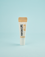 Imazh i skrabit për buzët MEDIHEAL Pantenolips Scrub (10ml). Skrabi ofron eksfolim të butë për të hequr qelizat e vdekura dhe hidratim të thellë, duke i lënë buzët të lëmuara falë pudrës së lëvozhgave të arrës.