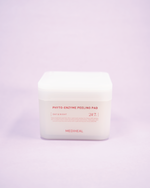 Imazh i tamponëve të pambukut/pads eksfoliuese MEDIHEAL Phyto Enzyme Peeling Pad (90 copë). Tamponët kontrollojnë yndyrën, zvogëlojnë poret dhe heqin qelizat e vdekura me enzimën e Papajës dhe acidin LHA (për eksfolim të butë).