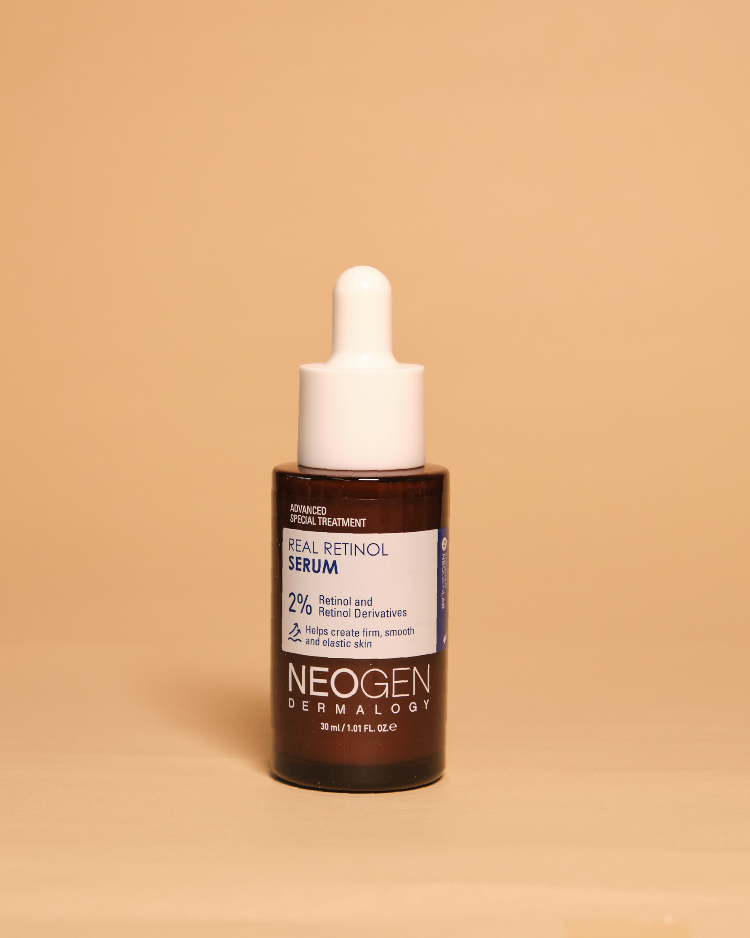Imazh i serumit të fytyrës NEOGEN DERMALOGY Real Retinol Serum (30ml). Serumi i butë por efektiv trajton linjat e imëta dhe shenjat e moshës, rrit elasticitetin dhe qetëson lëkurën me kombinimin e Retinol dhe Retinyl Palmitate