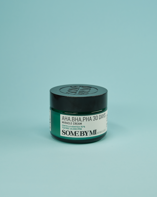 Imazh i kremit të fytyrës SOME BY MI AHA, BHA, PHA 30 Days Miracle Cream (60gr). Kremi ideal për lëkurë me akne dhe të yndyrshme bën eksfolim dhe qetësim me acide AHA/BHA/PHA, 70% Ekstrakt Çaji dhe kompleksin Truecica™.