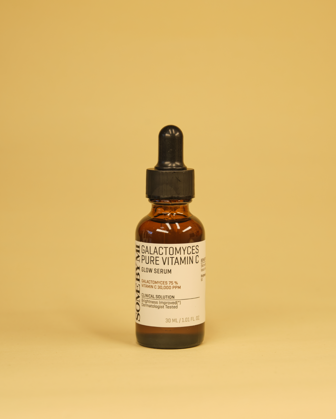 Imazh i serumit të fytyrës SOME BY MI Galactomyces Pure Vitamin C Glow Serum (30ml). Serumi ofron shkëlqim, ndihmon në heqjen e njollave dhe rrit elasticitetin e lëkurës me 3% Vitaminë C dhe 75% Galactomyces (ekstrakt i fermentuar).
