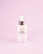 Imazh i ampulës së fytyrës TIRTIR Ceramic Milk Ampoule (30ml). Ampula riparon dhe forcon barrierën e lëkurës, rrit elasticitetin dhe i jep shkëlqim (glass-skin) me 37% Vegan Milk Complex dhe 6 lloje Ceramide.
