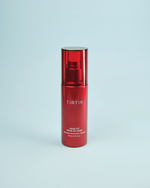 Imazh i sprejit fiksues të makeup-it TIRTIR Mask Fit Makeup Fixer (80ml). Spreji fikson makeup-in për më shumë se 24 orë, reziston ndaj djersës/vajit dhe redukton transferimin me efekt soft-blurring dhe Centella Asiatica.