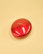 Imazh i fondatinës TIRTIR Mask Fit Red Cushion (15gr). Fondatina virale ofron mbulim të plotë/perfekt, zgjat deri në 72 orë, është rezistente ndaj ujit/djersës dhe ka mbrojtje SPF 40 PA++, duke mbajtur lëkurën të hidratuar