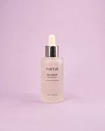 Imazh i serumit të fytyrës TIRTIR SOS Serum (50ml). Serumi xhel hidraton thellësisht (efekt plumping) dhe qetëson lëkurën sensitive, duke e rigjallëruar me Polyglutamic Acid (hidratim superior) dhe Peptide