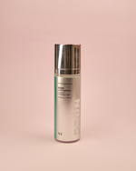 Imazh i sprejit/mist për fytyrën VT COSMETICS PDRN Glow Ampoule Mist (100ml). Ampula ofron hidratim të menjëhershëm dhe shkëlqim gjatë ditës, përmirëson elasticitetin dhe zbut rrudhat e imëta me kompleksin PHYTO PDRN®PANAX (Ginseng).