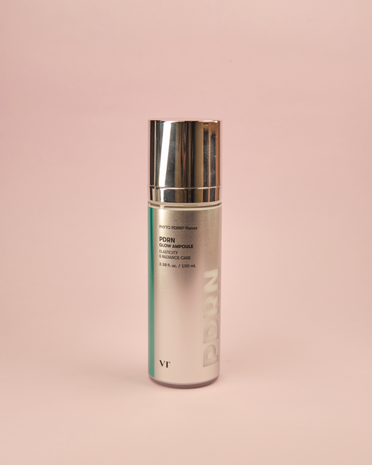 Imazh i sprejit/mist për fytyrën VT COSMETICS PDRN Glow Ampoule Mist (100ml). Ampula ofron hidratim të menjëhershëm dhe shkëlqim gjatë ditës, përmirëson elasticitetin dhe zbut rrudhat e imëta me kompleksin PHYTO PDRN®PANAX (Ginseng).