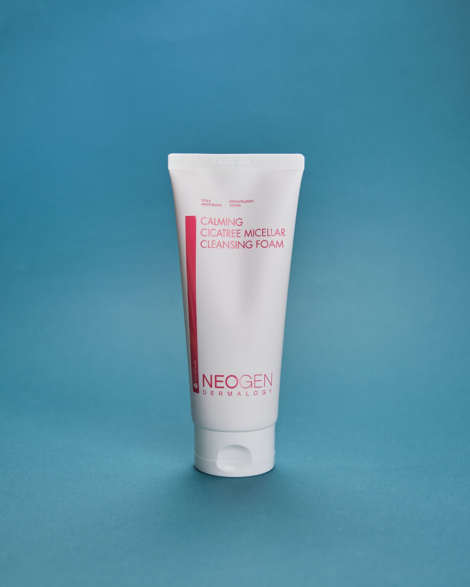 Imazh i pastruesit ujor (shkumës) të fytyrës NEOGEN DERMALOGY Calming Cicatree Micellar Cleansing Foam (200ml). Pastruesi qetëson lëkurën e irrituar dhe balancon pH-në falë teknologjisë Micellar dhe përbërësve CICA (Centella Asiatica), Tea Tree dhe 8 lloje Acidi Hialuronik.