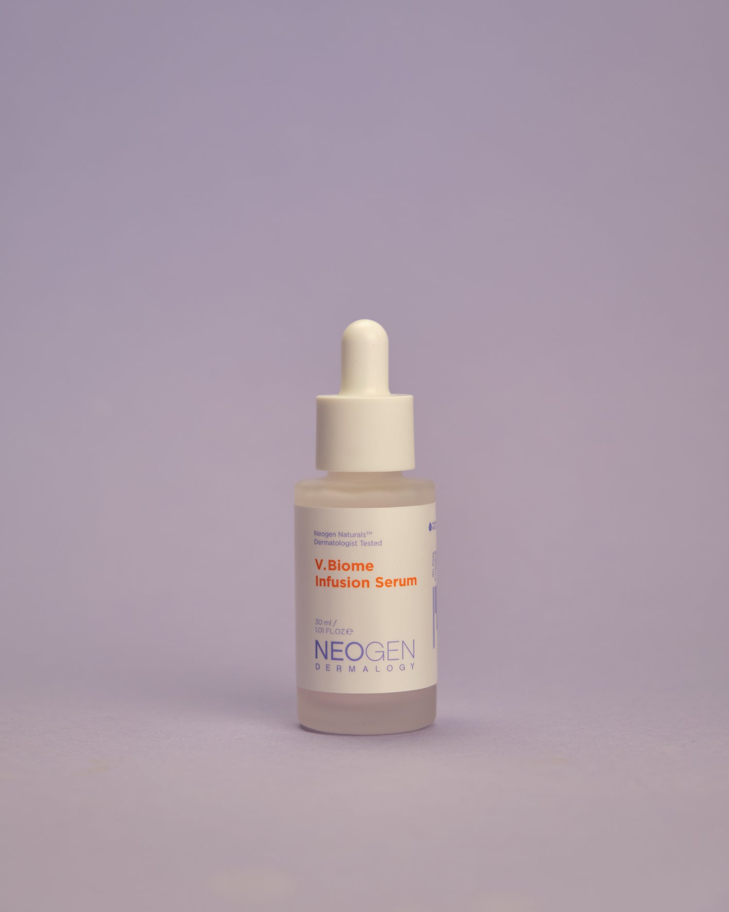Imazh i serumit të fytyrës NEOGEN DERMALOGY V.Biome Infusion Serum (30ml). Serumi lufton plakjen, zbeh hiperpigmentimin/njollat kafe dhe forcon elasticitetin e lëkurës me V-Biome Liposome™ (5%), Niacinamide dhe Vitaminë C/Acidi Ferulik.