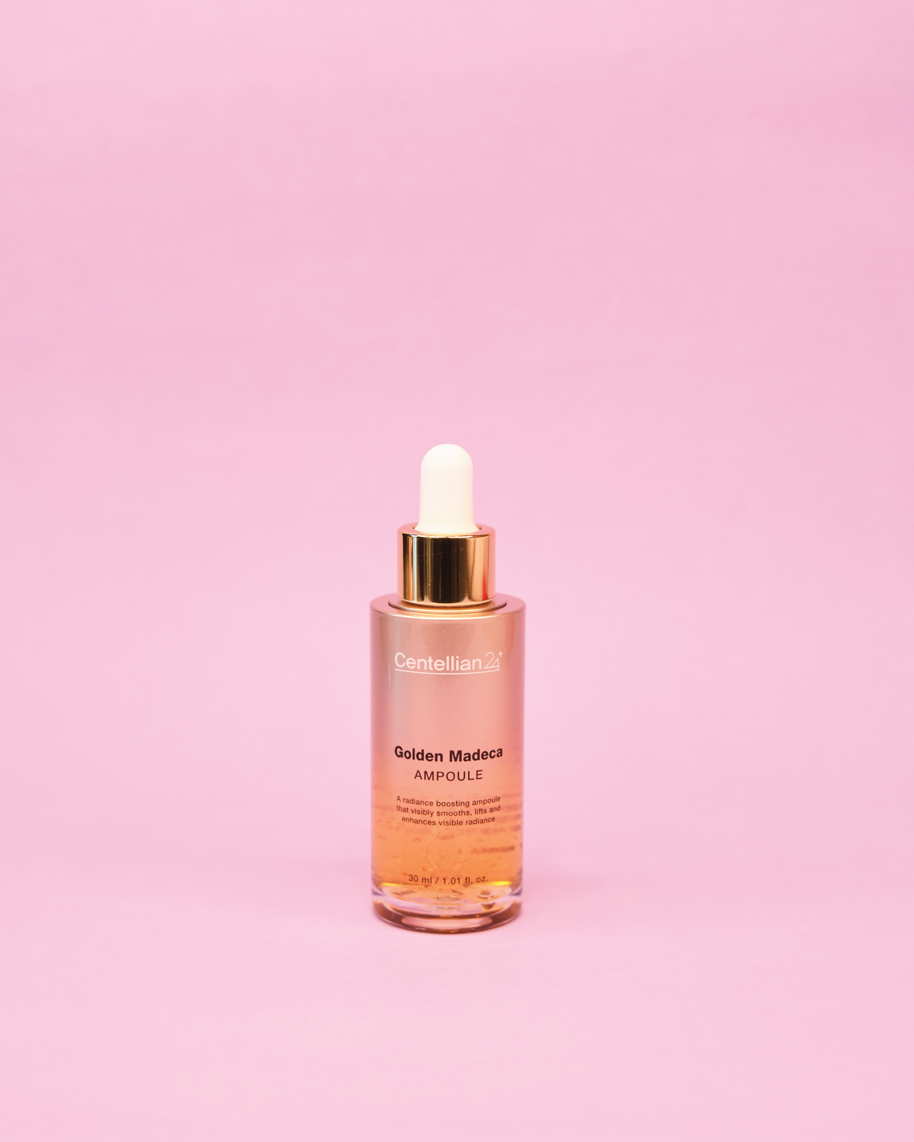 Imazh i ampulës/serumit të fytyrës CENTELLIAN24+ Golden Madeca Ampoule (30ml). Serumi anti-plakje përmban kapsula me 24 karati Ar për zvogëlim të inflamacionit dhe shkëlqim. Ampula ndihmon gjithashtu në elasticitetin e lëkurës me kompleksin TECA.