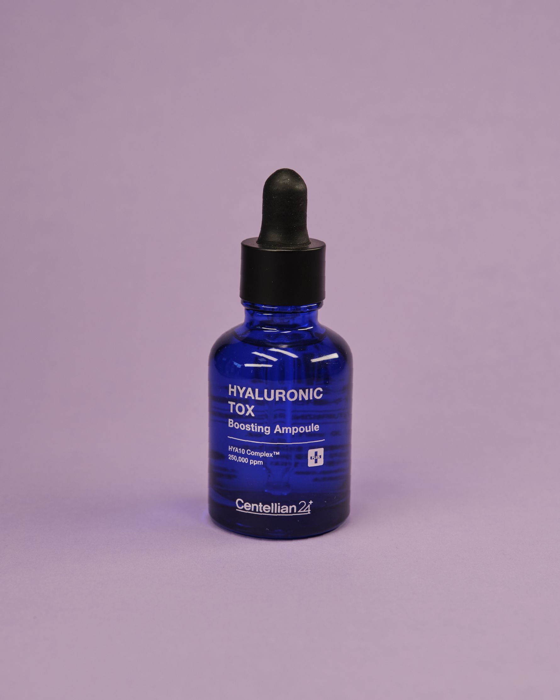 Imazh i ampulës së fytyrës CENTELLIAN24+ Hyaluronic Tox Boosting (30ml). Ampula ofron hidratim intensiv dhe afatgjatë (deri në 120 orë), rrit elasticitetin dhe forcon barrierën me 25% kompleks HYA10™ (10 lloje Acidi Hialuronik).