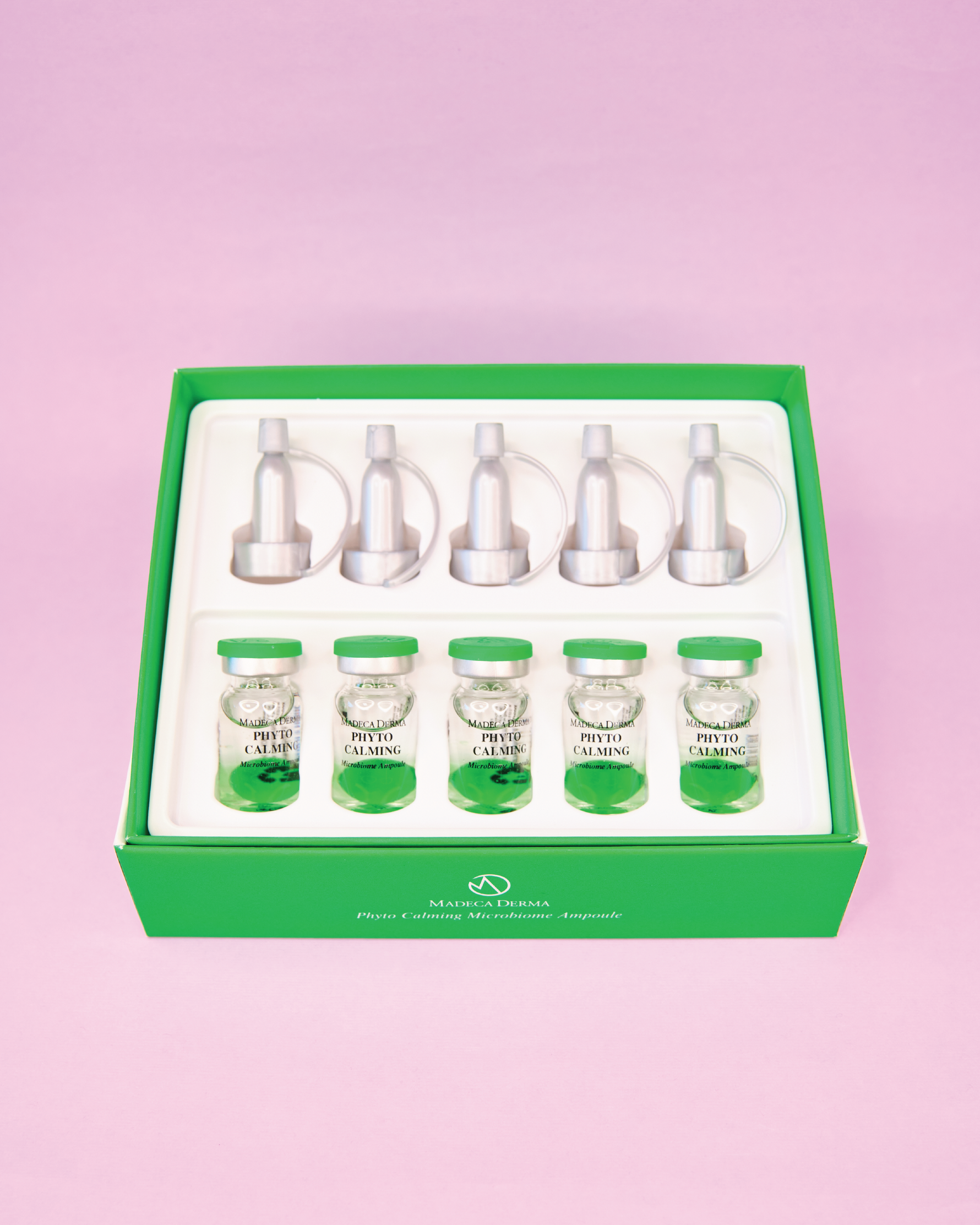 Imazh i ampulës/serumit të fytyrës MADECA DERMA Phyto Calming Microbiome (7ml/shishe). Ampula ofron qetësim të menjëhershëm për lëkurën sensitive/të irrituar dhe hidratim të thellë me 70% Acid Hialuronik dhe kompleksin Phyto Calming Biome Ball, duke imituar mikrobiomën e lëkurës së re.