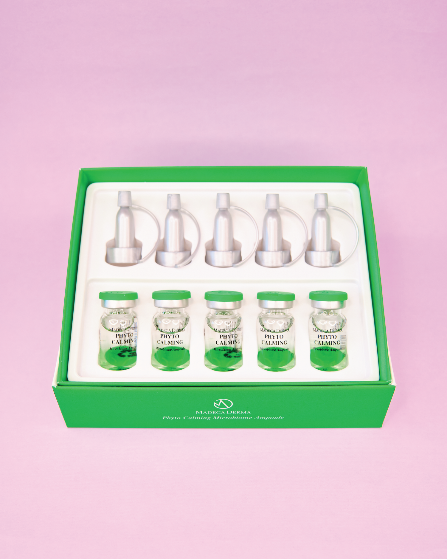 Imazh i ampulës/serumit të fytyrës MADECA DERMA Phyto Calming Microbiome (7ml/shishe). Ampula ofron qetësim të menjëhershëm për lëkurën sensitive/të irrituar dhe hidratim të thellë me 70% Acid Hialuronik dhe kompleksin Phyto Calming Biome Ball, duke imituar mikrobiomën e lëkurës së re.