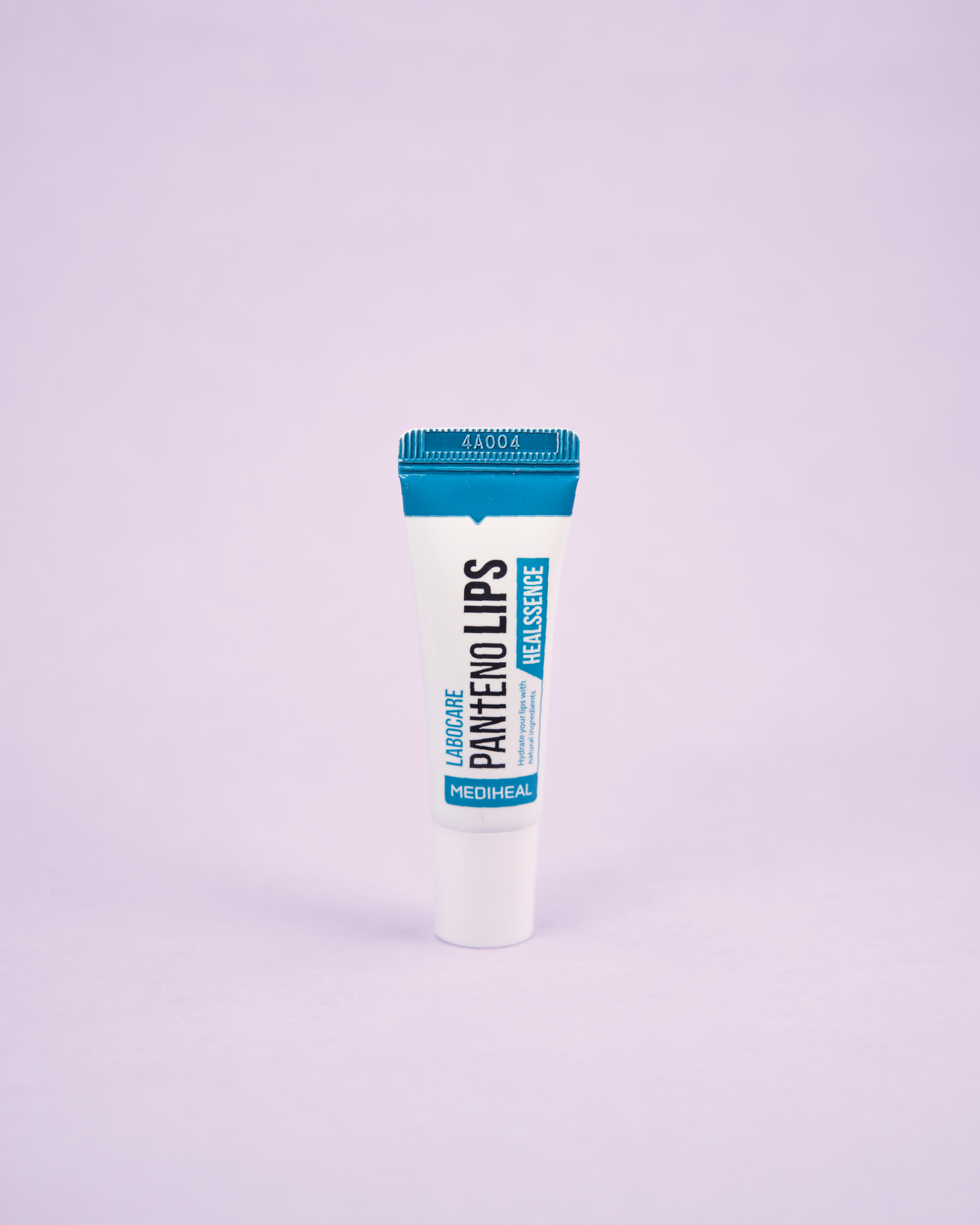 Imazh i balmit për buzët MEDIHEAL Labocare Pantenolips Healssence (10ml). Balmi hidraton dhe rigjeneron buzët e thata, duke dhuruar një nuancë rozë me shkëlqim natyral falë Panthenol (Vitaminë B5) dhe vajrave ushqyes.