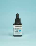Imazh i serumit të fytyrës MEDIHEAL Madecassoside Pore Repair (40ml). Serumi trajton poret e zmadhuara dhe njollat kafe/shenjat post-akne duke përdorur grimcat spikule/mikrogjilpëra dhe përbërësit Madecassoside e Niacinamide.