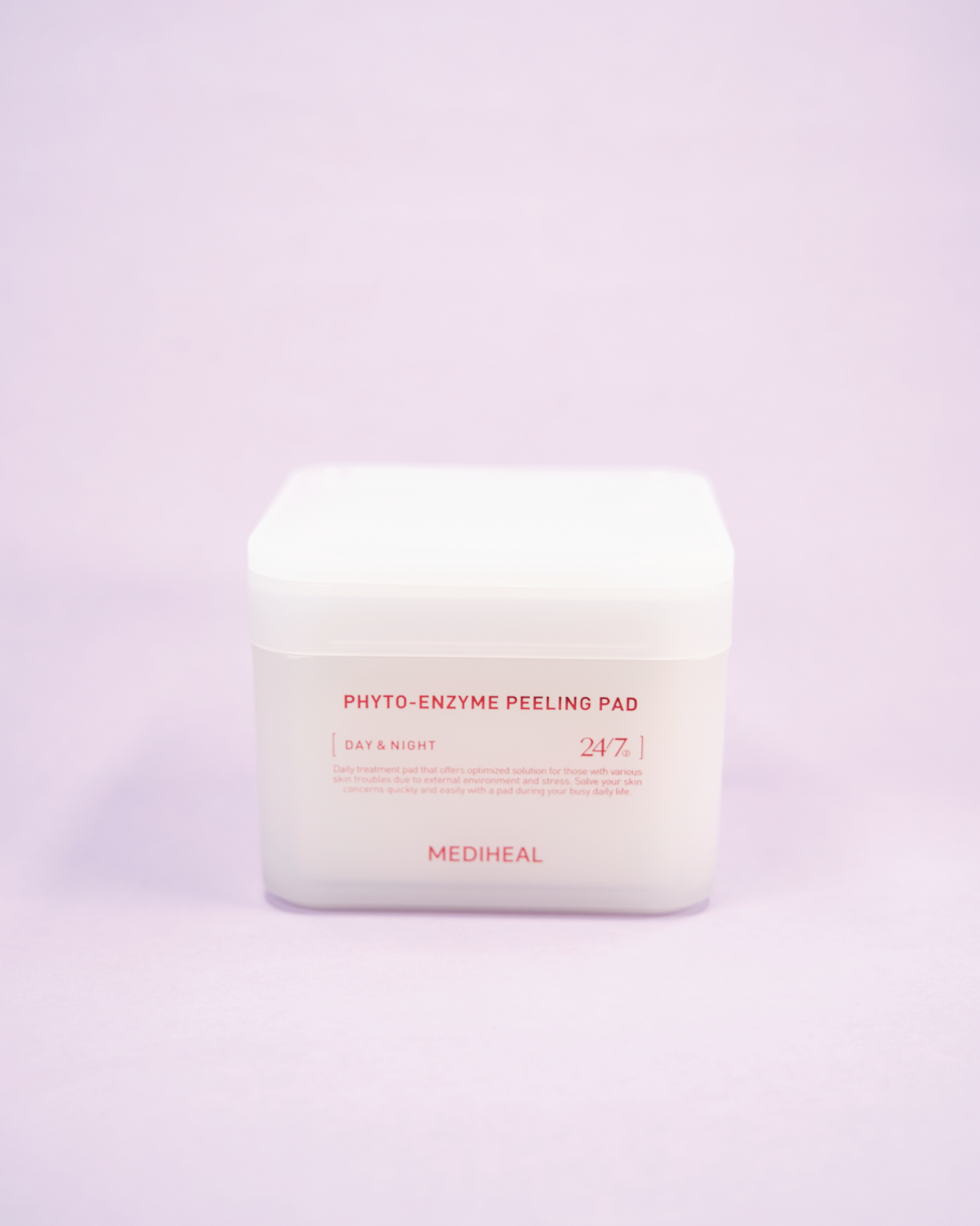 Imazh i tamponëve të pambukut/pads eksfoliuese MEDIHEAL Phyto Enzyme Peeling Pad (90 copë). Tamponët kontrollojnë yndyrën, zvogëlojnë poret dhe heqin qelizat e vdekura me enzimën e Papajës dhe acidin LHA (për eksfolim të butë).