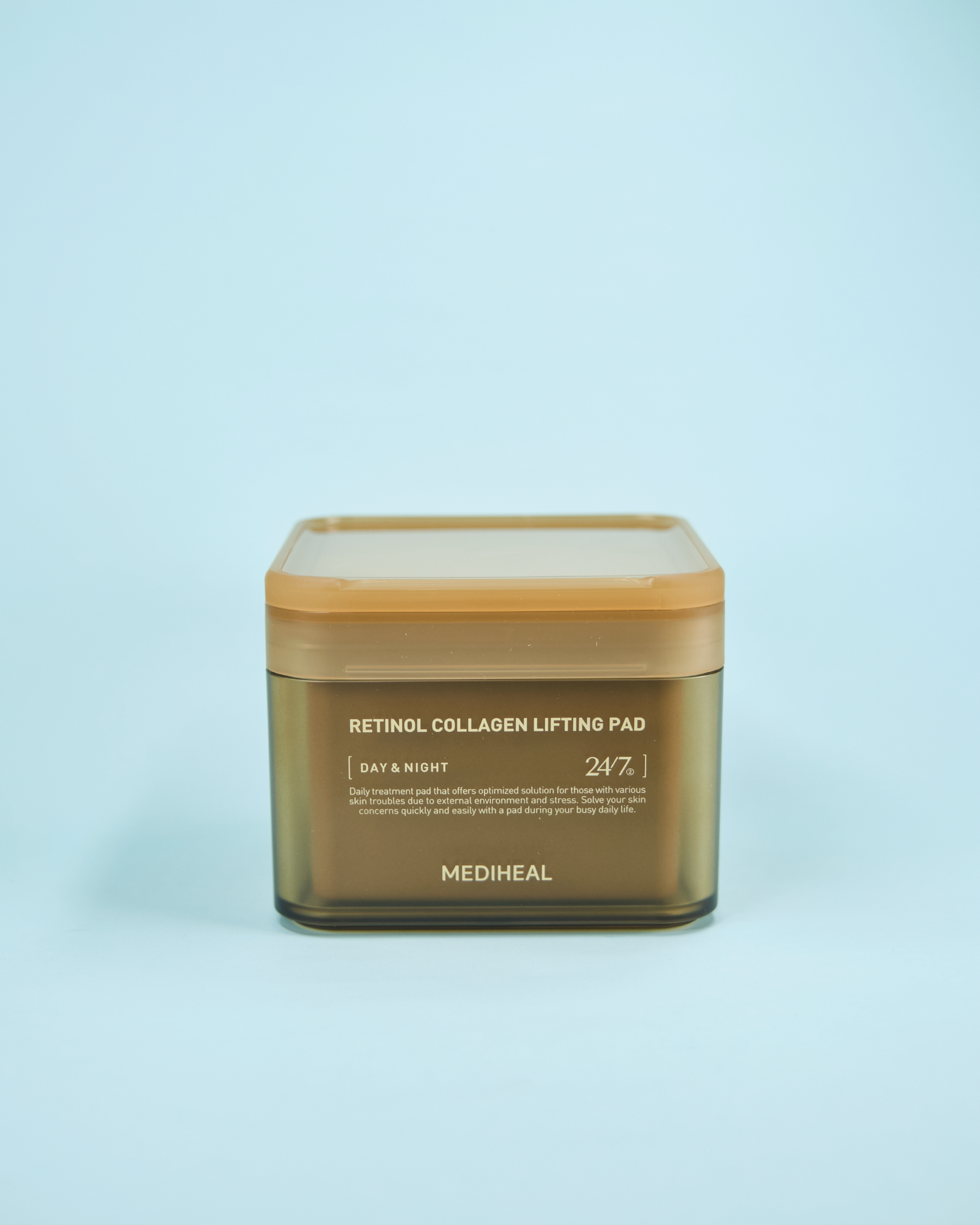 Imazh i tamponëve të pambukut/pads anti-plakje MEDIHEAL Retinol Collagen Lifting Pad (100 copë). Pads-at zvogëlojnë linjat e holla/rrudhat, ndihmojnë në elasticitet dhe zbehjen e shenjave të akneve me Retinol dhe Kolagjen me peshë të ulët molekulare.