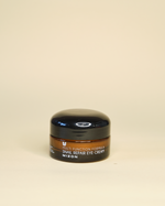 Imazh i kremit për sytë MIZON Snail Repair Eye Cream (12ml/15ml). Kremi trajton rrathët e zinj/vijat e holla dhe rrit elasticitetin në zonën delikate të syve me 80% sekretim kërmilli, Adenosinë dhe Niacinamide.