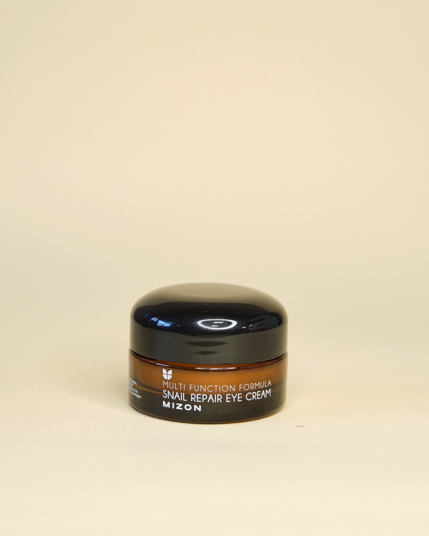 Imazh i kremit për sytë MIZON Snail Repair Eye Cream (12ml/15ml). Kremi trajton rrathët e zinj/vijat e holla dhe rrit elasticitetin në zonën delikate të syve me 80% sekretim kërmilli, Adenosinë dhe Niacinamide.