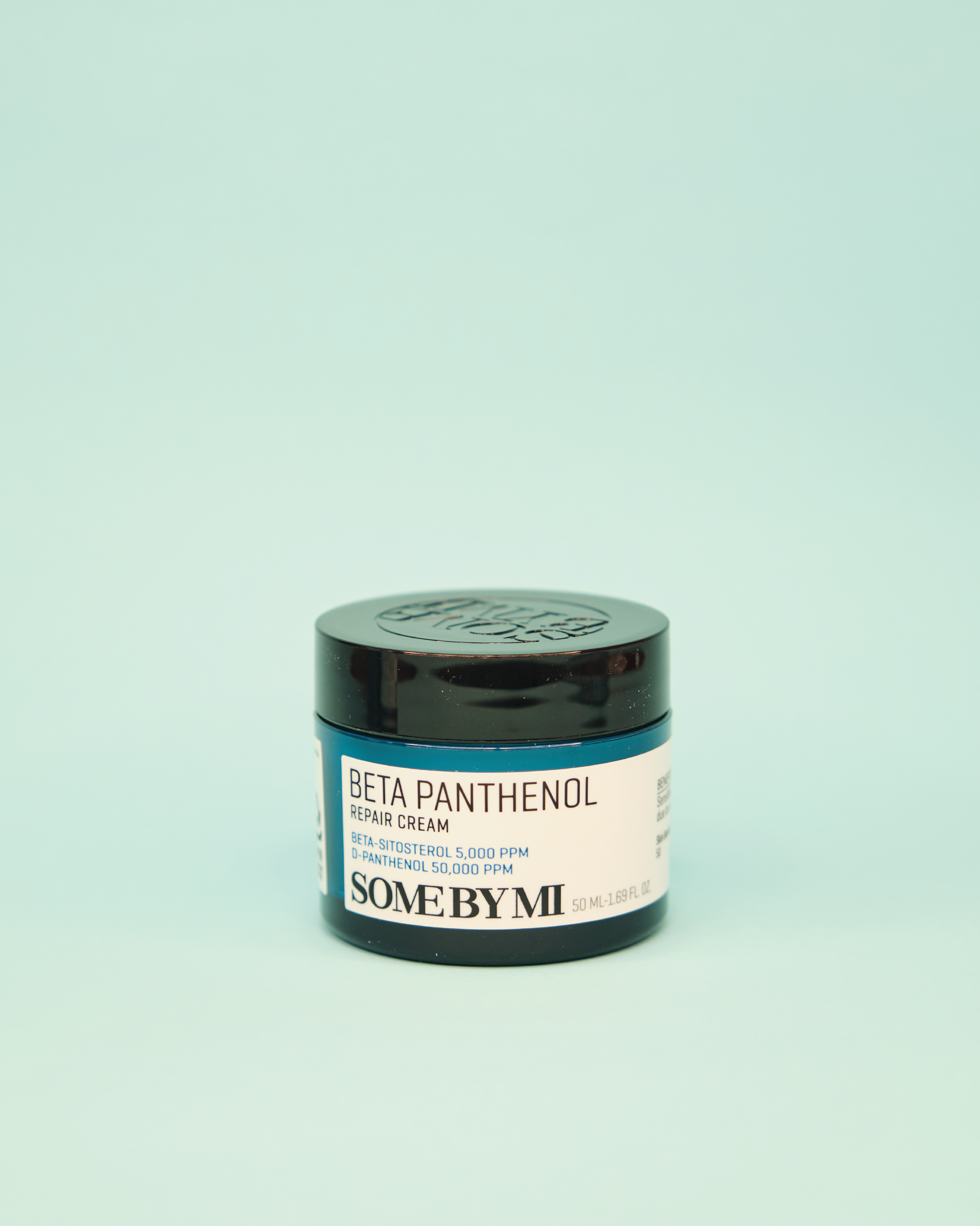Imazh i kremit të fytyrës SOME BY MI Beta Panthenol Repair Cream (50ml). Kremi ofron qetësim të menjëhershëm dhe riparon barrierën e dëmtuar të lëkurës me teknologjinë e patentuar Beta-Panthenol™️. Kremi është gjithashtu ideal për reduktimin e irritimit nga retinoli.