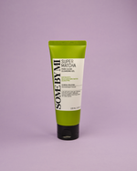 Imazh i larësit xhel të fytyrës SOME BY MI Super Matcha Pore Clean Cleansing Gel (100ml). Larësi bën pastrim të thellë të poreve, kontrollon yndyrën dhe largon pikat e zeza, me Ujë Matcha, Kalaminë dhe BHA për eksfolim të butë.
