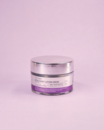 Imazh i kremit të fytyrës VT COSMETICS Reedle Shot Lifting Cream (50ml). Kremi ofron efekt lifting dhe anti-age duke lëmuar rrudhat mimike dhe teksturën e ashpër me teknologjinë CICA REEDLE™ dhe peptidin Acetyl Hexapeptide-8 (Botox-like).