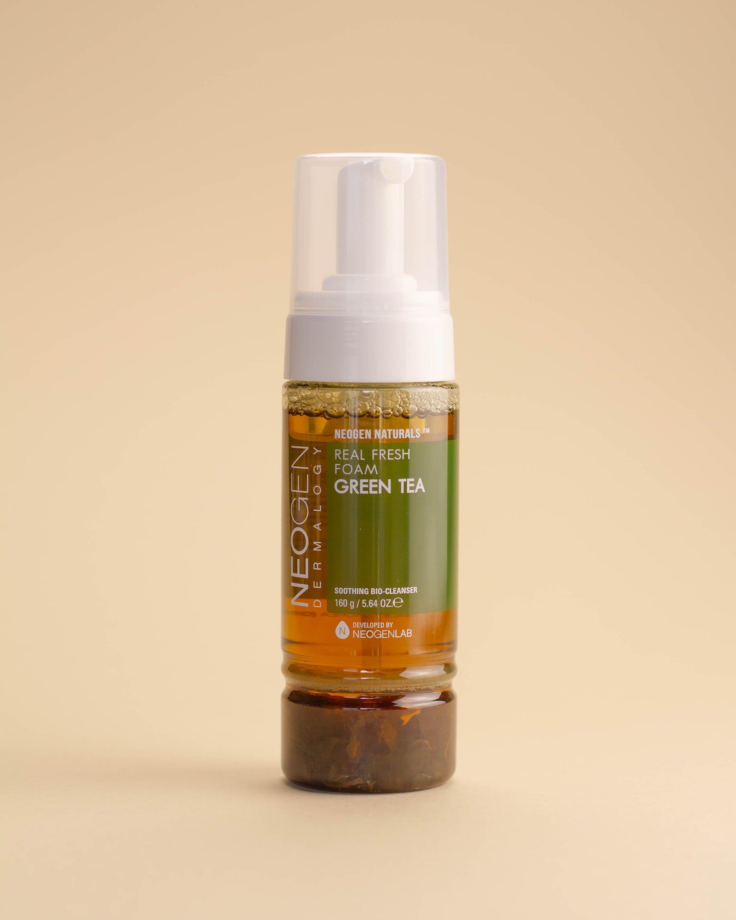NEOGEN DERMALOGY Real Fresh Foam Green Tea 160ml. Larës shkumë me bazë ujore, i pasur me ekstrakt nga gjethet e Çajit Jeshil për pastrim të butë dhe lëkurë me akne.