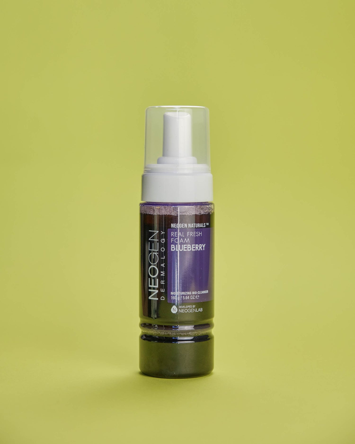 Imazh i pastruesit shkumë të fytyrës NEOGEN DERMALOGY Real Fresh Foam Blueberry (160gr). Pastruesi ofron pastrim të thellë të poreve, shkëlqim dhe mbrojtje antioksiduese me 100% ujë Boronice (Blueberry) dhe ekstrakte të fermentuara, i përshtatshëm për lëkurë sensitive.