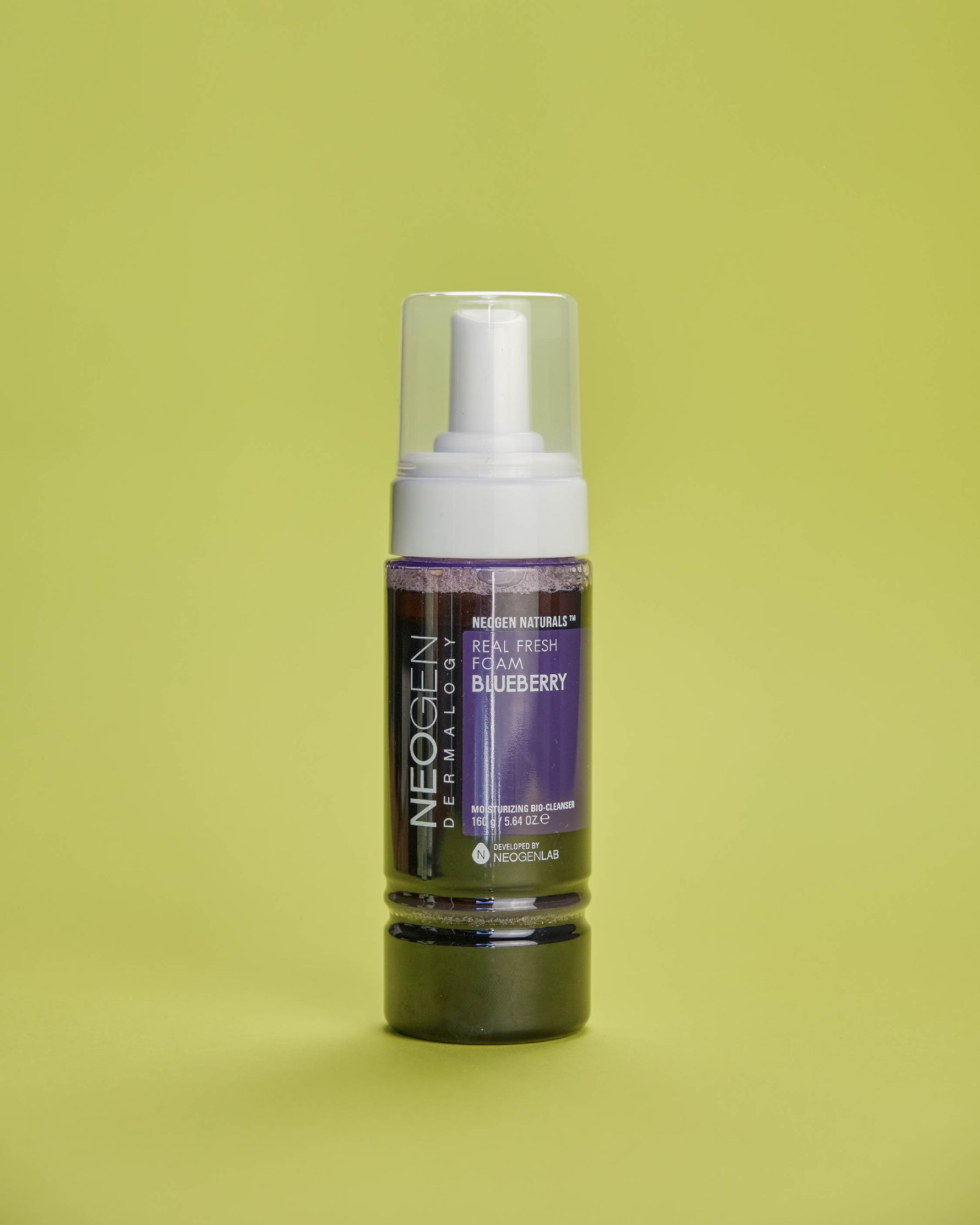 Imazh i pastruesit shkumë të fytyrës NEOGEN DERMALOGY Real Fresh Foam Blueberry (160gr). Pastruesi ofron pastrim të thellë të poreve, shkëlqim dhe mbrojtje antioksiduese me 100% ujë Boronice (Blueberry) dhe ekstrakte të fermentuara, i përshtatshëm për lëkurë sensitive.