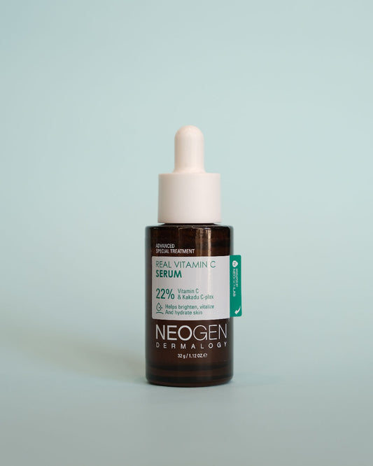Imazh i serumit të fytyrës NEOGEN DERMALOGY Real Vitamin C Serum (32gr). Serumi ndihmon në zbehjen e njollave kafe/hiperpigmentimit dhe shenjave të moshës duke përdorur Askorbil Fosfat Natriumi dhe Kakadu C-plex™, i pasur me Vitaminë C.