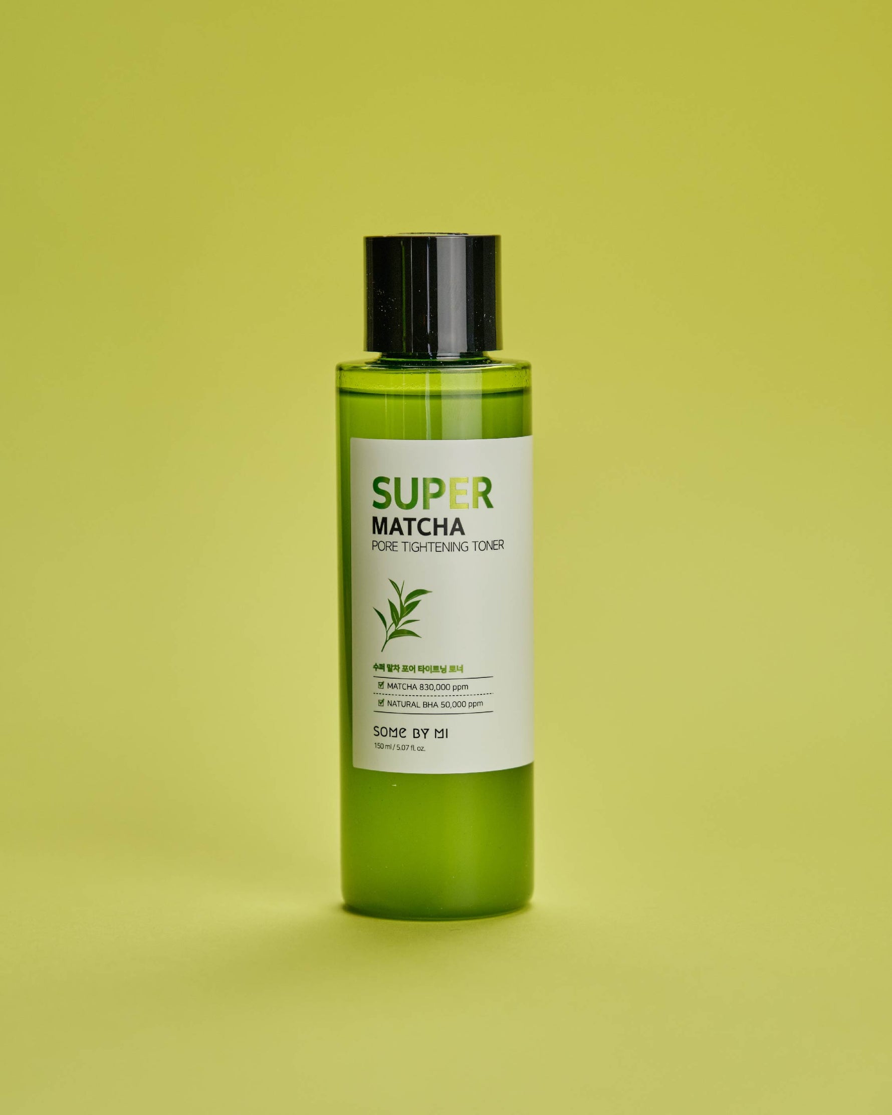 Imazh i tonerit për fytyrën SOME BY MI Super Matcha Pore Tightening Toner (150ml). Toneri pastron dhe tkurr poret, balancon sebumin dhe largon pikat e zeza me 83% Ujë Super Matcha, 5% BHA dhe pluhurin Sebum Control Powder™.